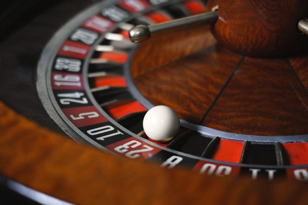 Balancing Luck and Strategy in Roulette - Martingale